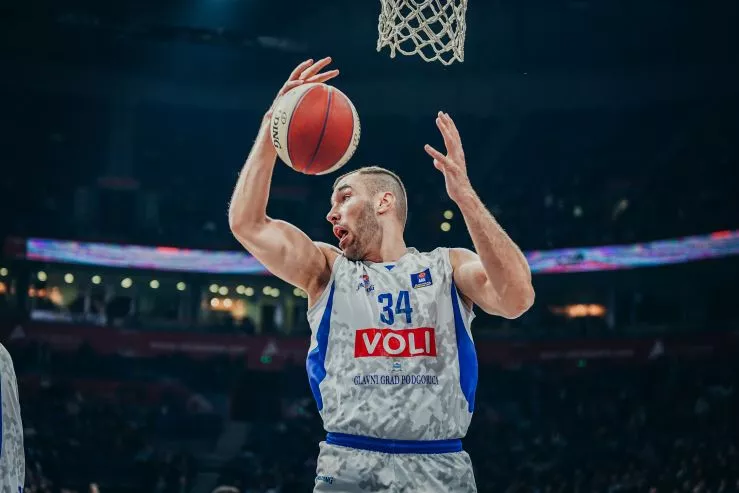 Košarkaš podgoričke Budućnosti Kenan Kamenjaš proglašen je za najkorisnijeg igrača (MVP) decembra u ABA ligi.