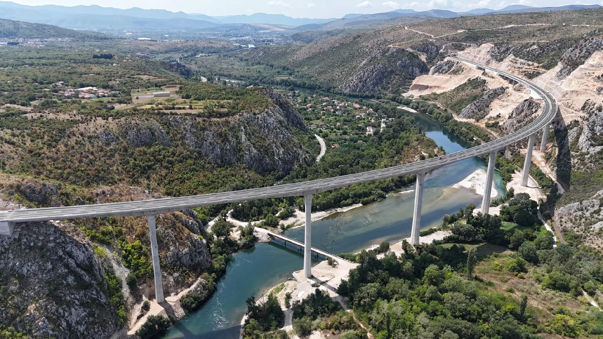 U proteklom periodu izgradnja autoputa u Federaciji BiH znatno je intenzvirana, a radilo se mnogo i "iza scene", odnosno na pripremi nekoliko bitnih dionica.