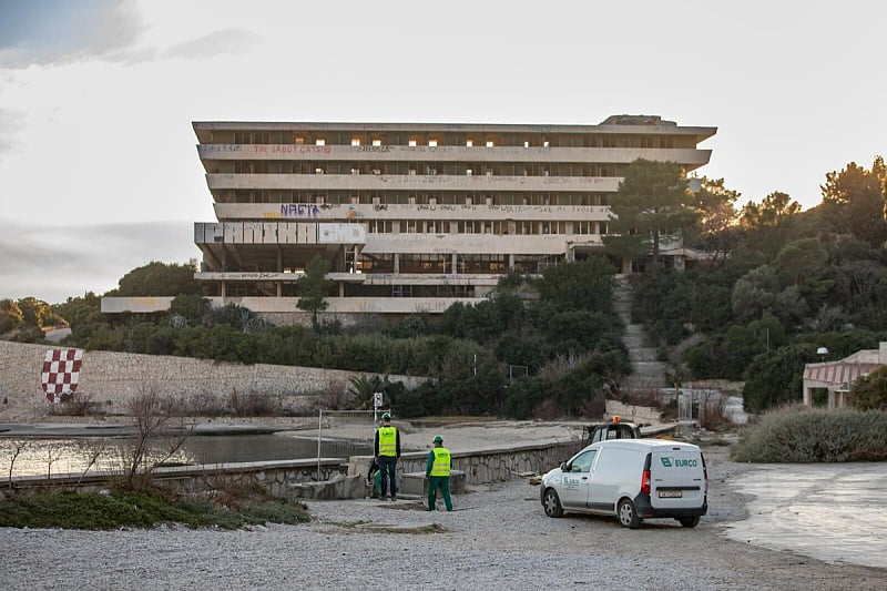 U poznatom ljetovalištu Kupari kod Dubrovnika započeli su pripremni radovi za rušenje kultnog turističkog kompleksa u ovom dijelu Hrvatske.