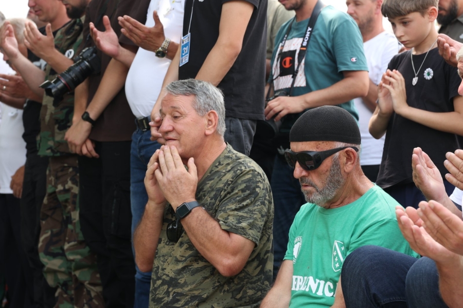 U Potočarima održana kolektivna dženaza za deset žrtava genocida u Srebrenici, predvođena reisu-l-ulemom Huseinom ef. Kavazovićem