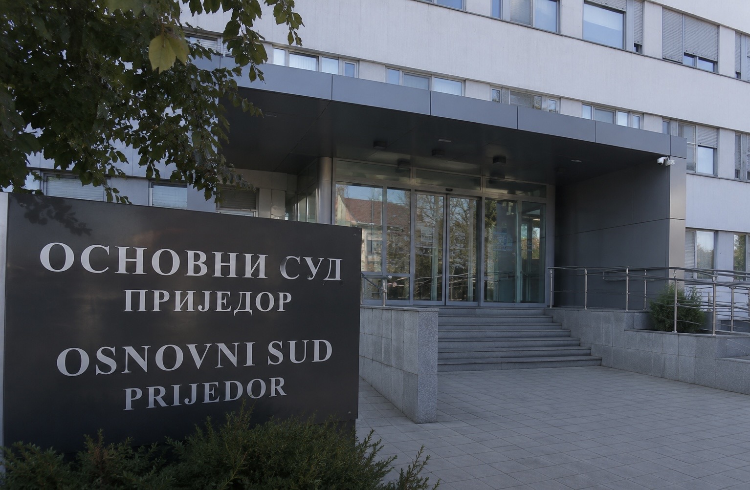Osnovni sud u Prijedoru produžio pritvor M. M. zbog fizičkog napada na dvojicu mu&scaron;karaca