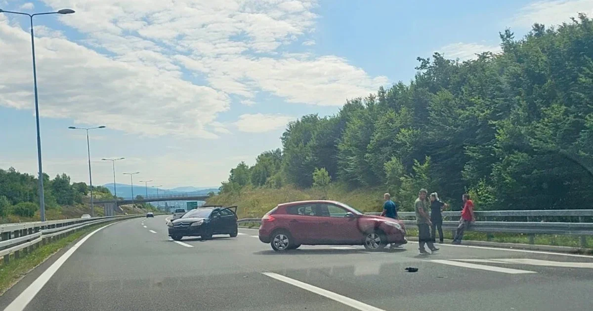Na autoputu A1 kod Sarajeva do&scaron;lo do sudara dva putnička vozila i autobusa, bez povrijeđenih