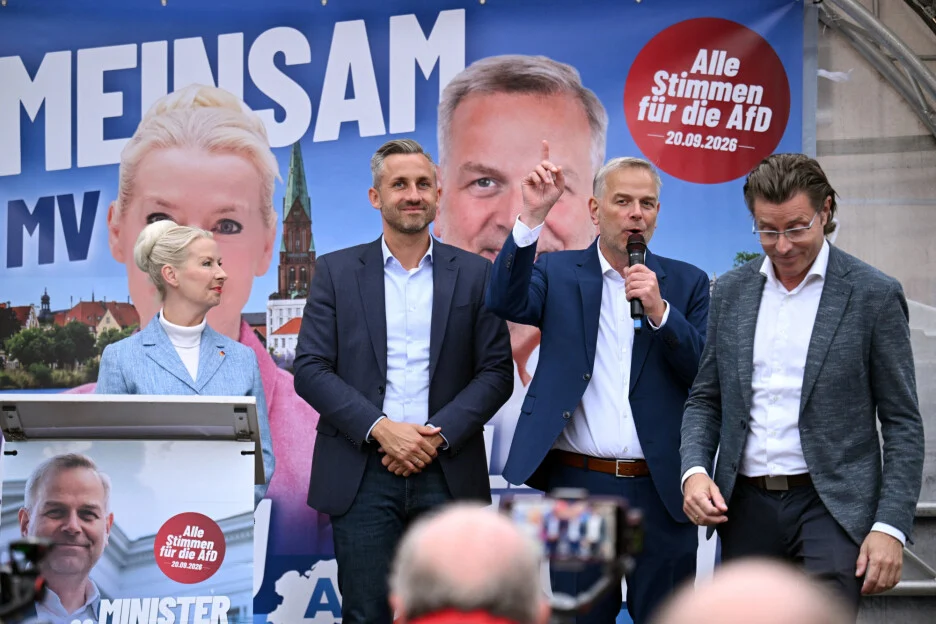 Leif-Erik Holm, kandidat krajnje desničarske Alternative za Njemačku (AfD) za premijera pokrajine, obraća se prisutnima na zavr&scaron;nom predizbornom skupu pored Petre Federau i Ulricha Siegmunda (Foto: Reuters)