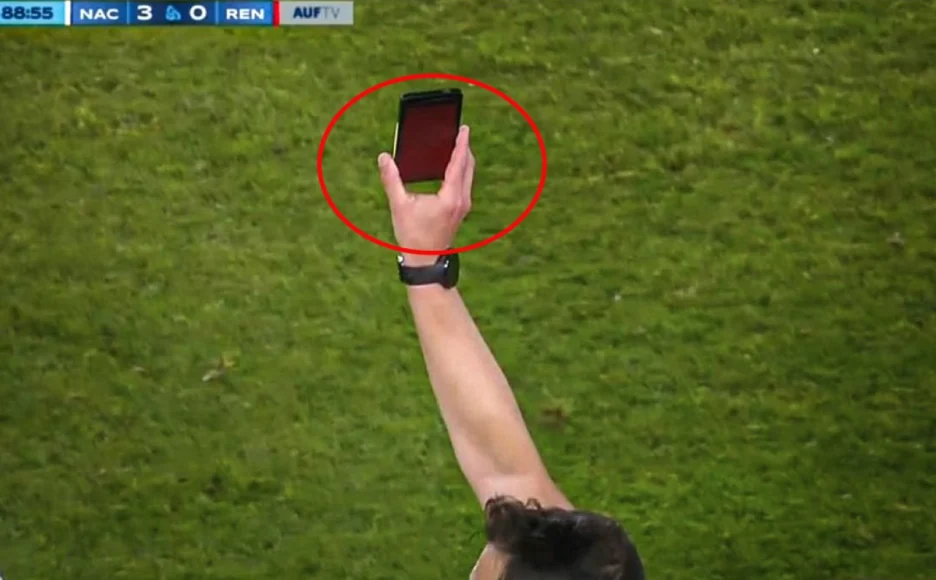 Sudija je u finišu utakmice na uređaju morao pokazati i crvenu boju (Screenshot)
