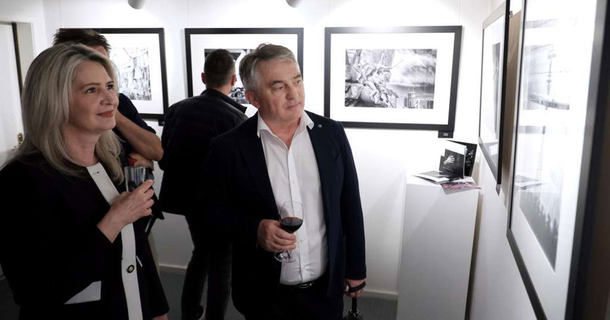 "Drugačija priča o čovjeku": Otvorena izložba fotografija autora Hadisa Medenčevića