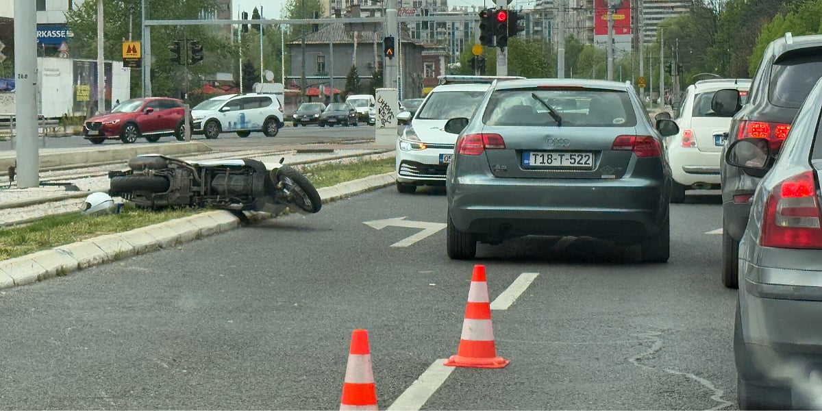 U saobraćajnoj nesreći kod Ma&scaron;inske &scaron;kole u Sarajevu povrijeđen motociklista