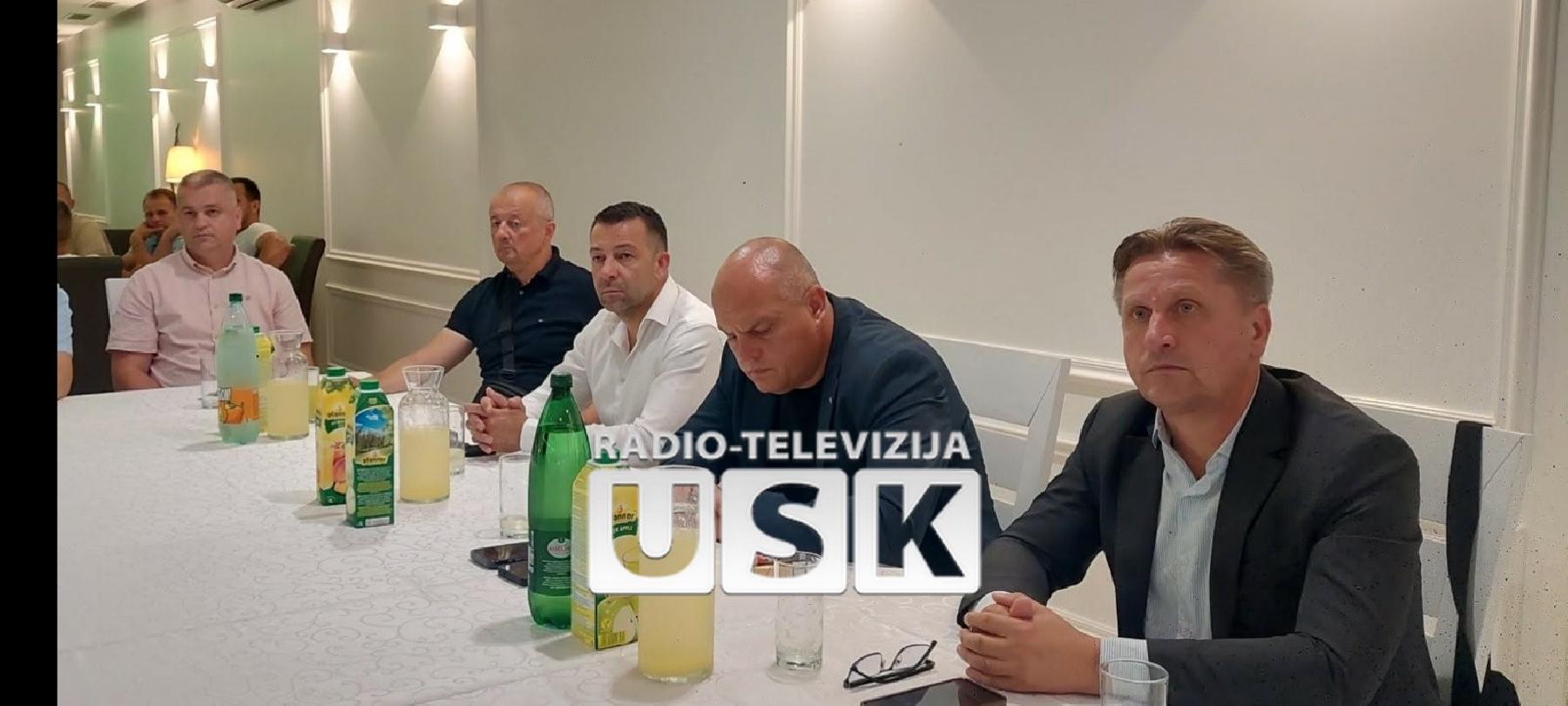 Poljoprivrednici i vlasti USK se sastali zbog alarmantnog pada otkupnih cijena mlijeka