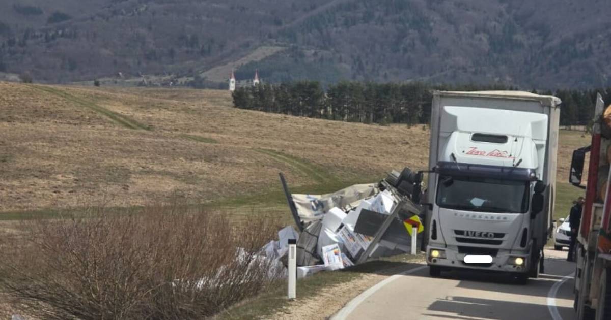 Jak vjetar prevrnuo kamion na magistralnom putu