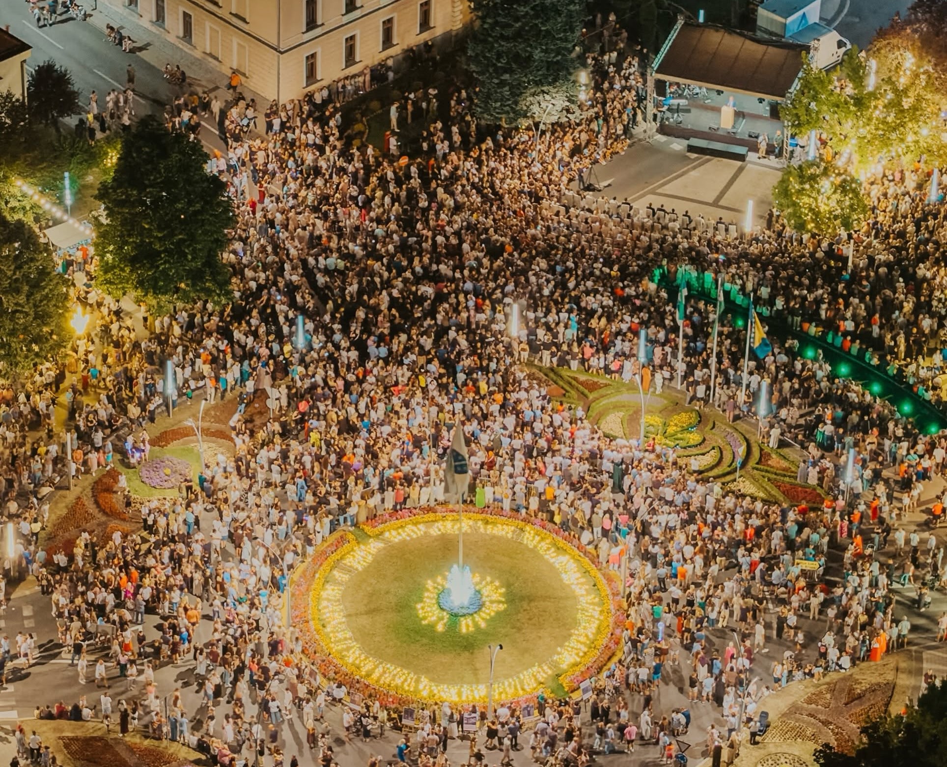 Hiljade građana uživale u koncertu Enesa Begovića povodom Dana grada Cazina