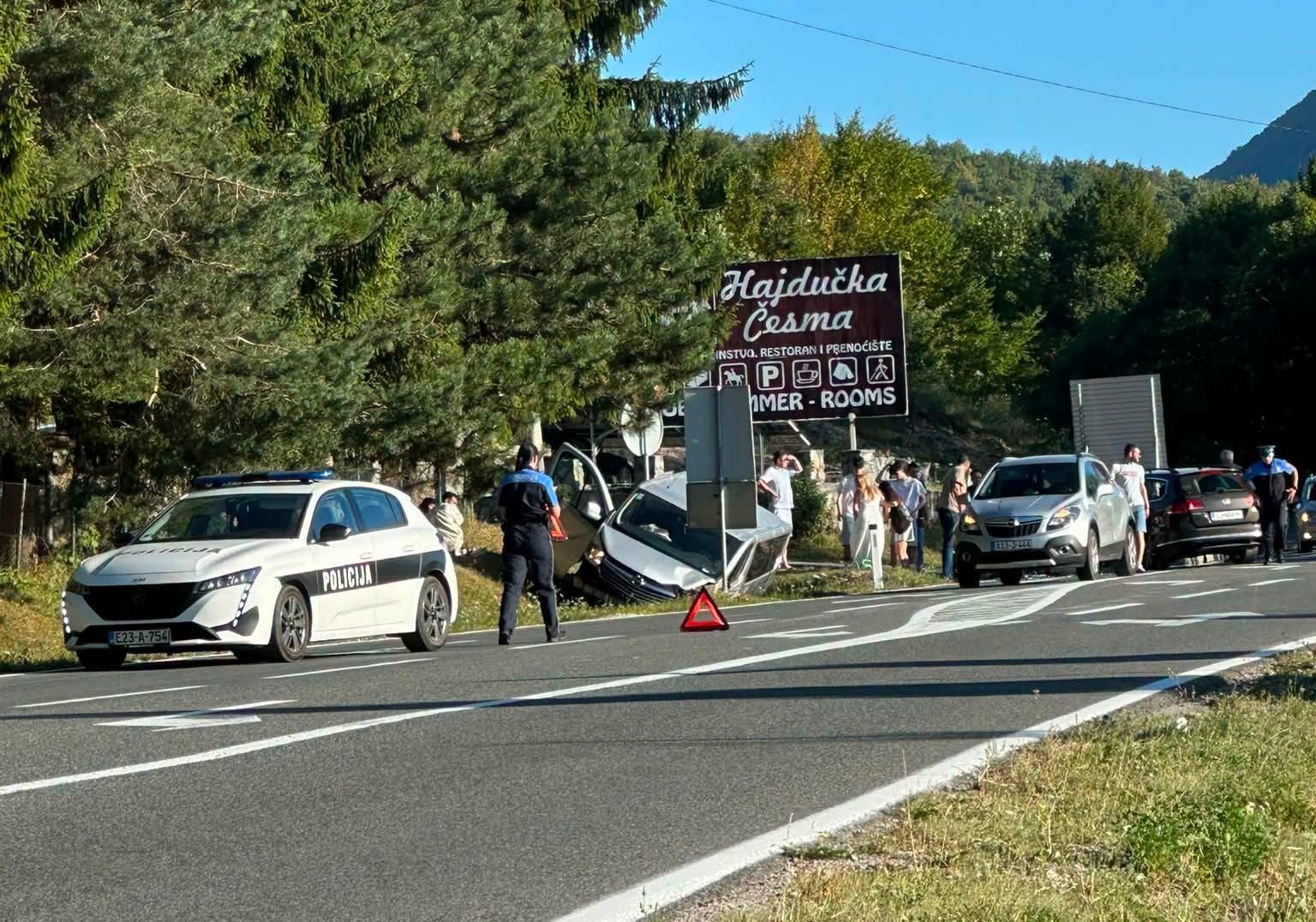 Te&scaron;ka saobraćajna nesreća kod Bihaća: Putničko vozilo sletjelo s kolovoza, saobraćaj otežan