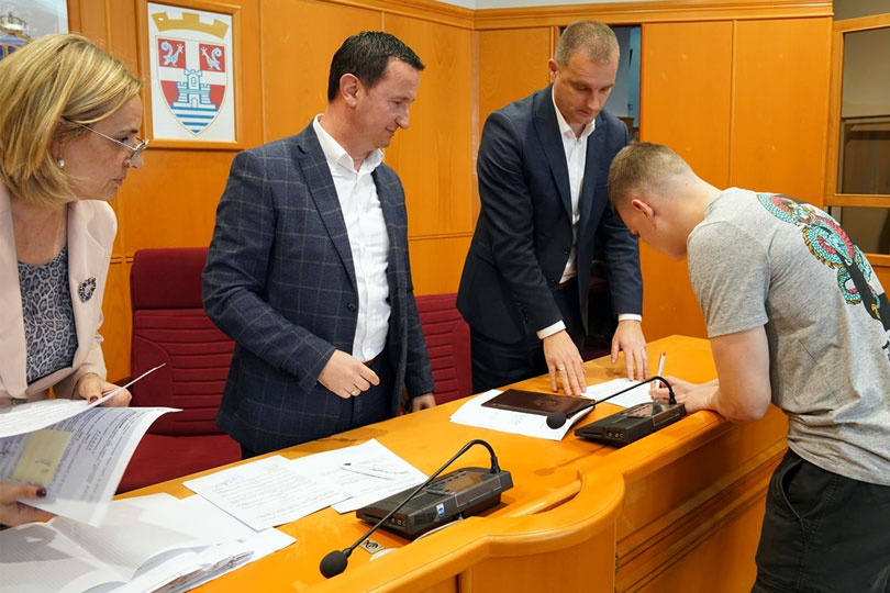 Gradonačelnik Ćurić potpisao potpisao ugovore o stipediranju sa trebinjskim studentima