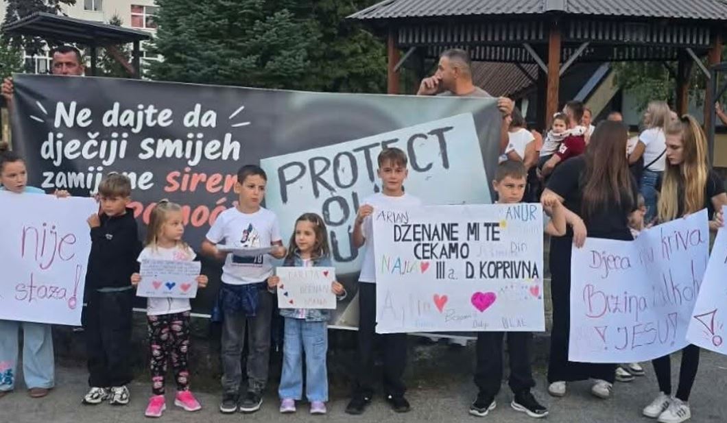 Građani Cazina protestovali zbog te&scaron;kih povreda troje djece u saobraćaju, tražeći veću sigurnost na cestama