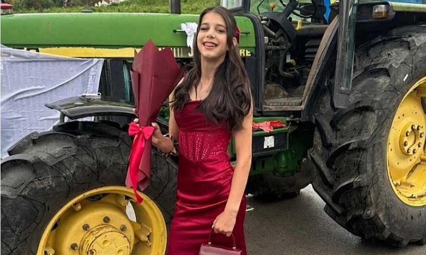 Maturantica iz Cazina izabrala traktor za dolazak na matursku večer, odu&scaron;eviv&scaron;i sve prisutne