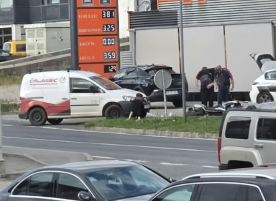 Saobraćajna nesreća u Cazinu: motorista i jedno motorno vozilo, policijski službenici obavljaju uviđaj