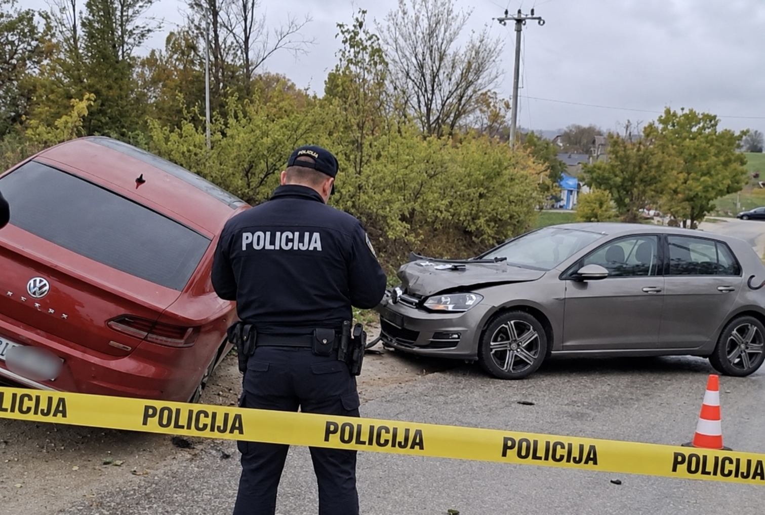 Saobraćajna nesreća u Krajini: Sudar dva automobila, jedno vozilo zavr&scaron;ilo van ceste