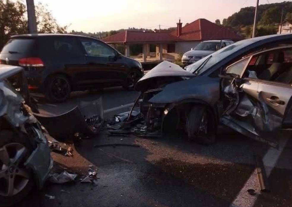 Dve saobraćajne nesreće u Ćoralićima izazvale velike gužve u Cazinu
