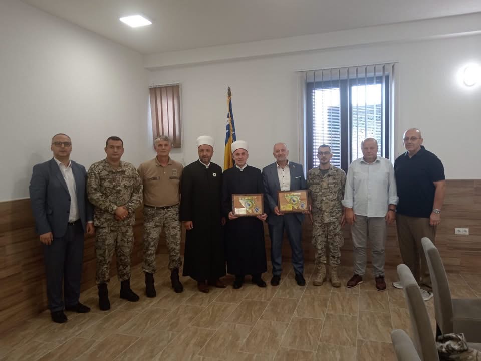 U kasarni "Adil Be&scaron;ić" u Bihaću održan mevludski program uz imenovanje novog imama i dodjelu zahvalnica