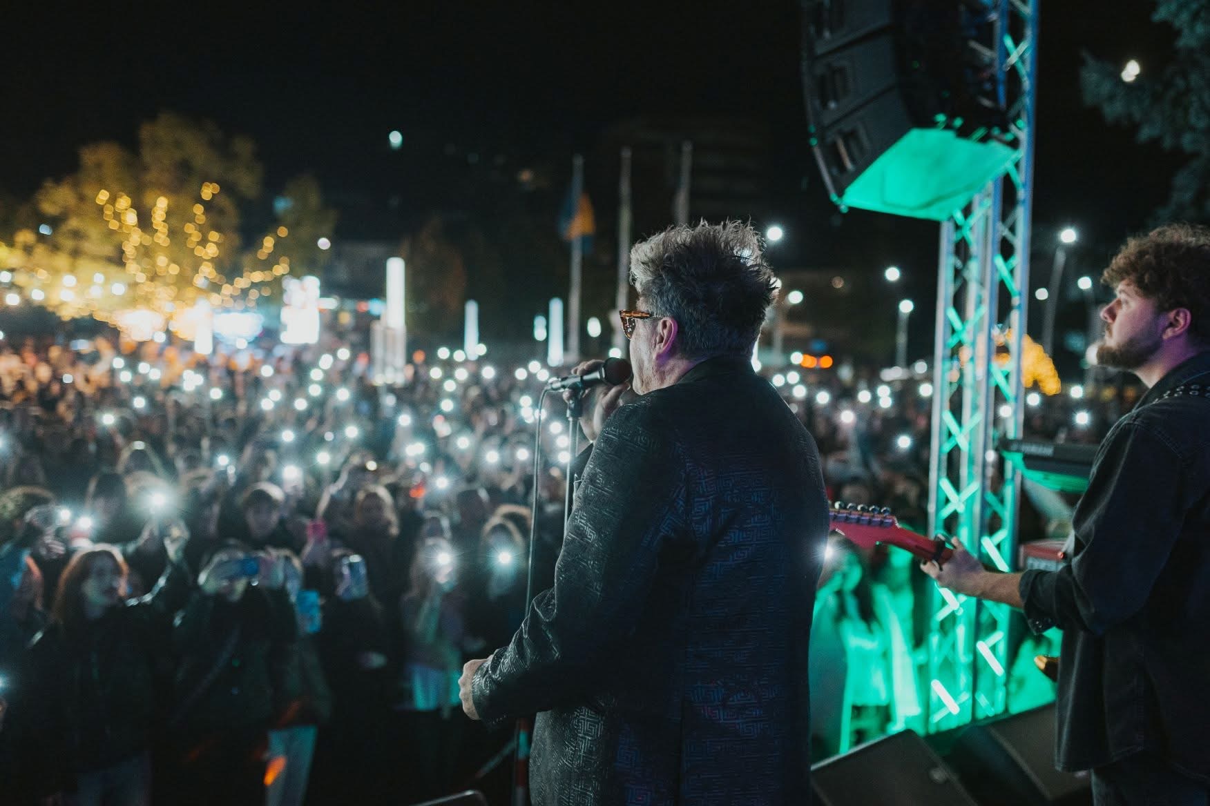 Gradski trg u Cazinu ispunjen do posljednjeg mjesta na koncertu Crvene jabuke u okviru ChestNUT Fest 2026
