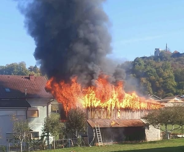 Vatrogasci stavili pod kontrolu požar koji je zapalio pomoćni objekt i zaprijetio kući u centru Jezerskog