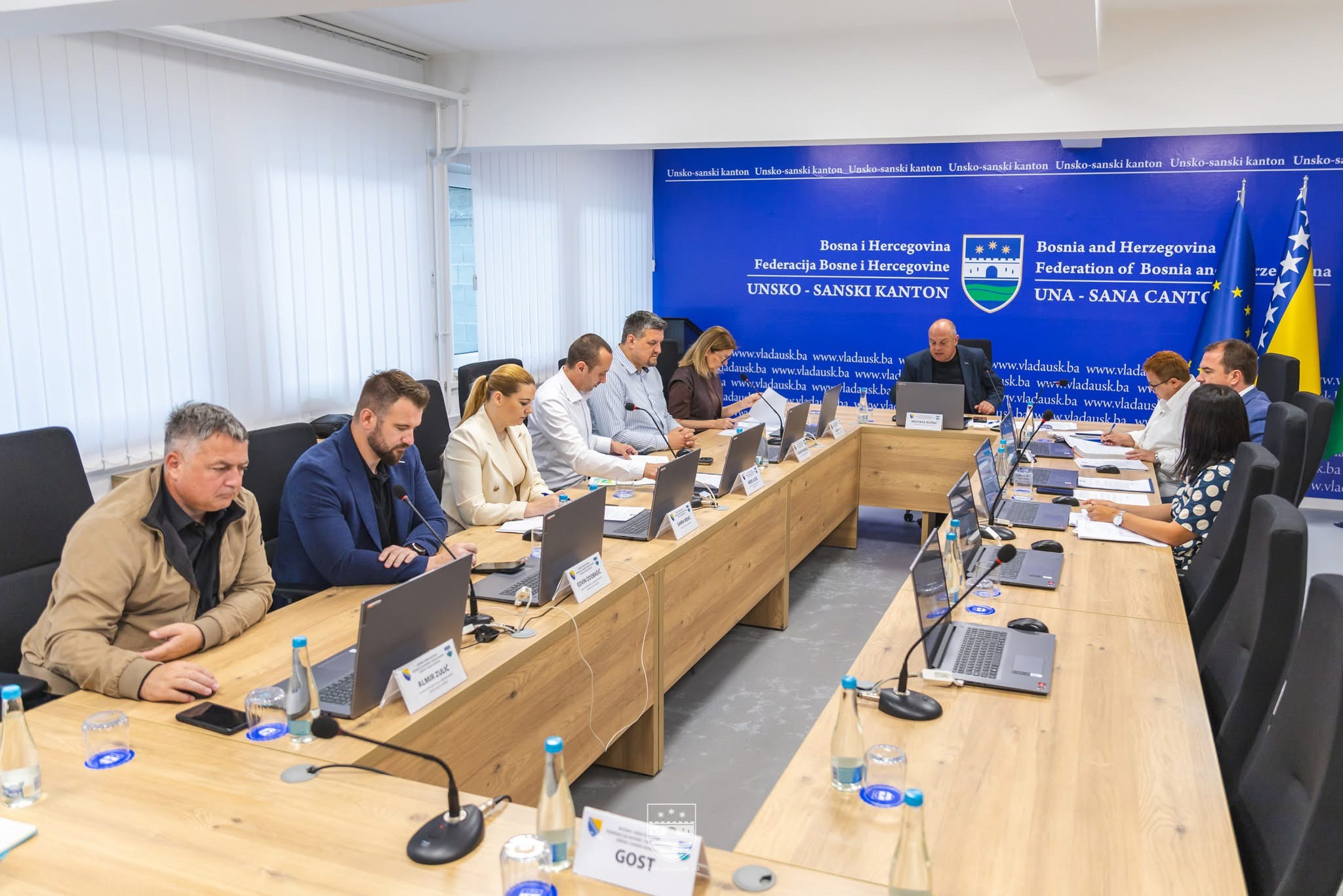 Vlada Unsko-sanskog kantona donijela ključne odluke o infrastrukturi i regresima za budžetske korisnike