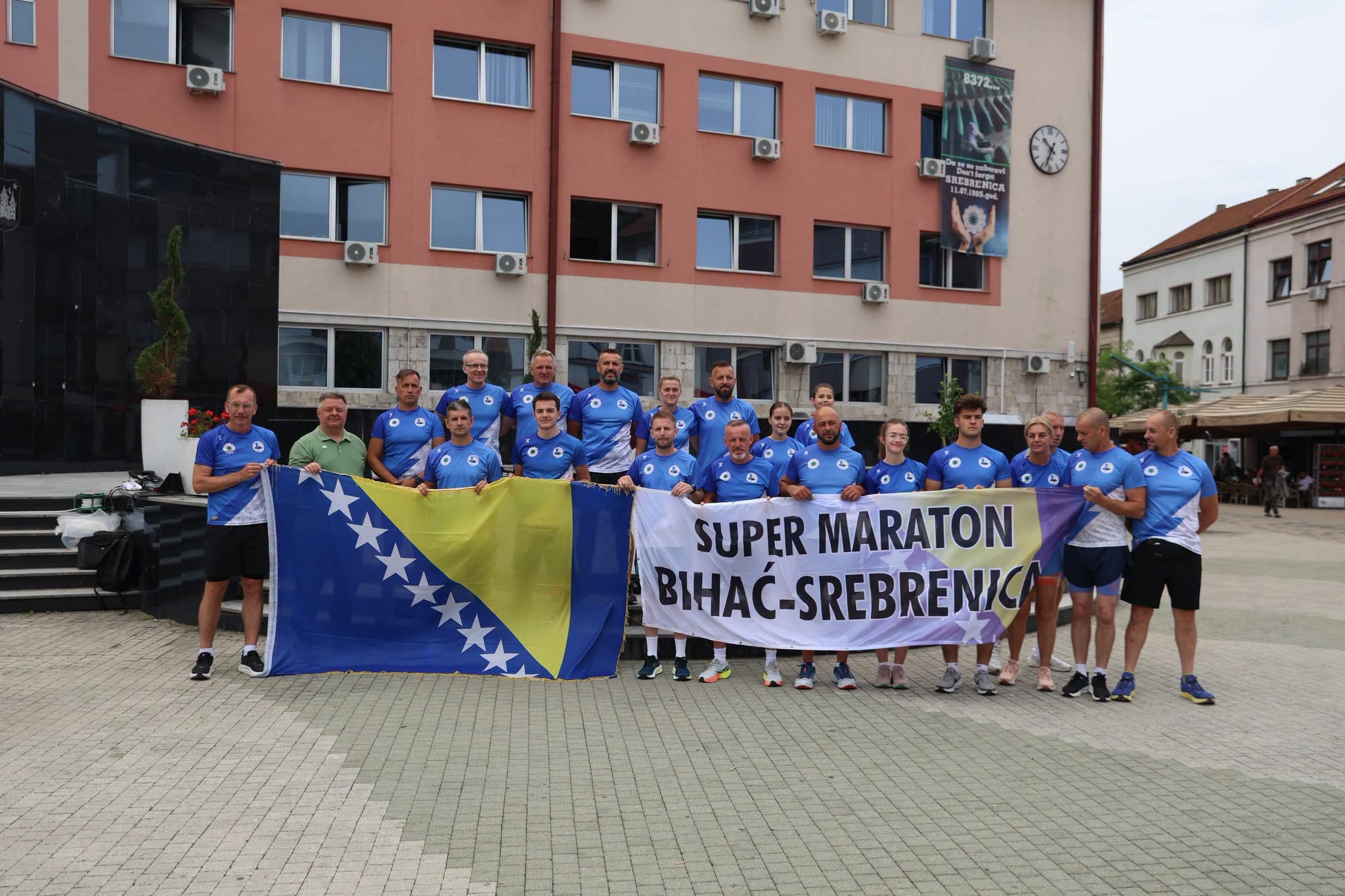 Vi&scaron;e od 340 biciklista i 19 maratonaca krenulo iz Bihaća prema Potočarima u znak sjećanja na žrtve genocida