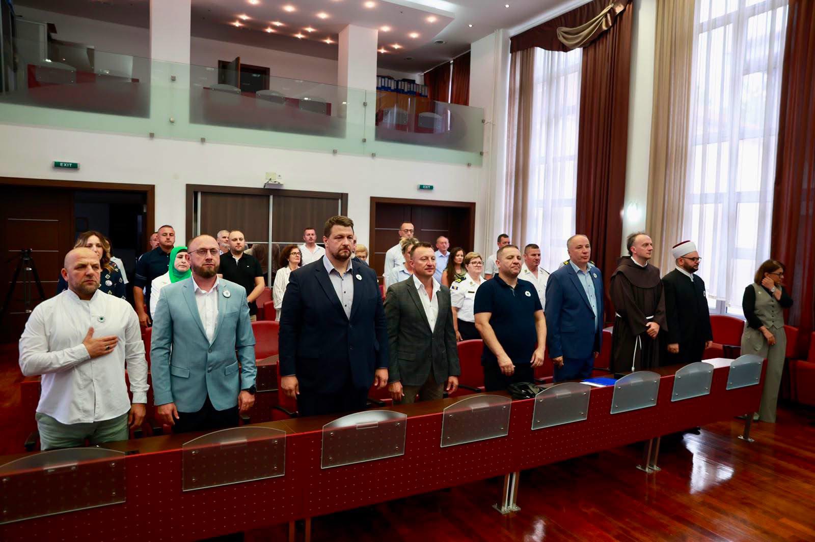 Bihać odaje počast 8.372 nevino ubijenih na komemoraciji povodom Međunarodnog dana sjećanja na genocid u Srebrenici