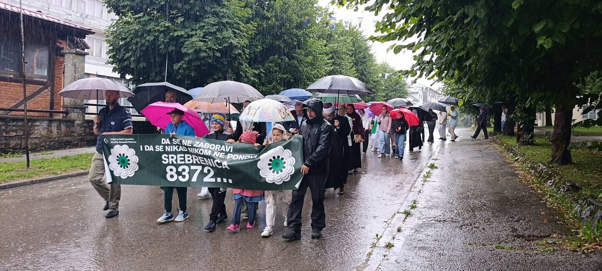 Građani Bosanskog Petrovca dostojanstveno odali počast žrtvama Srebrenice uprkos ki&scaron;i