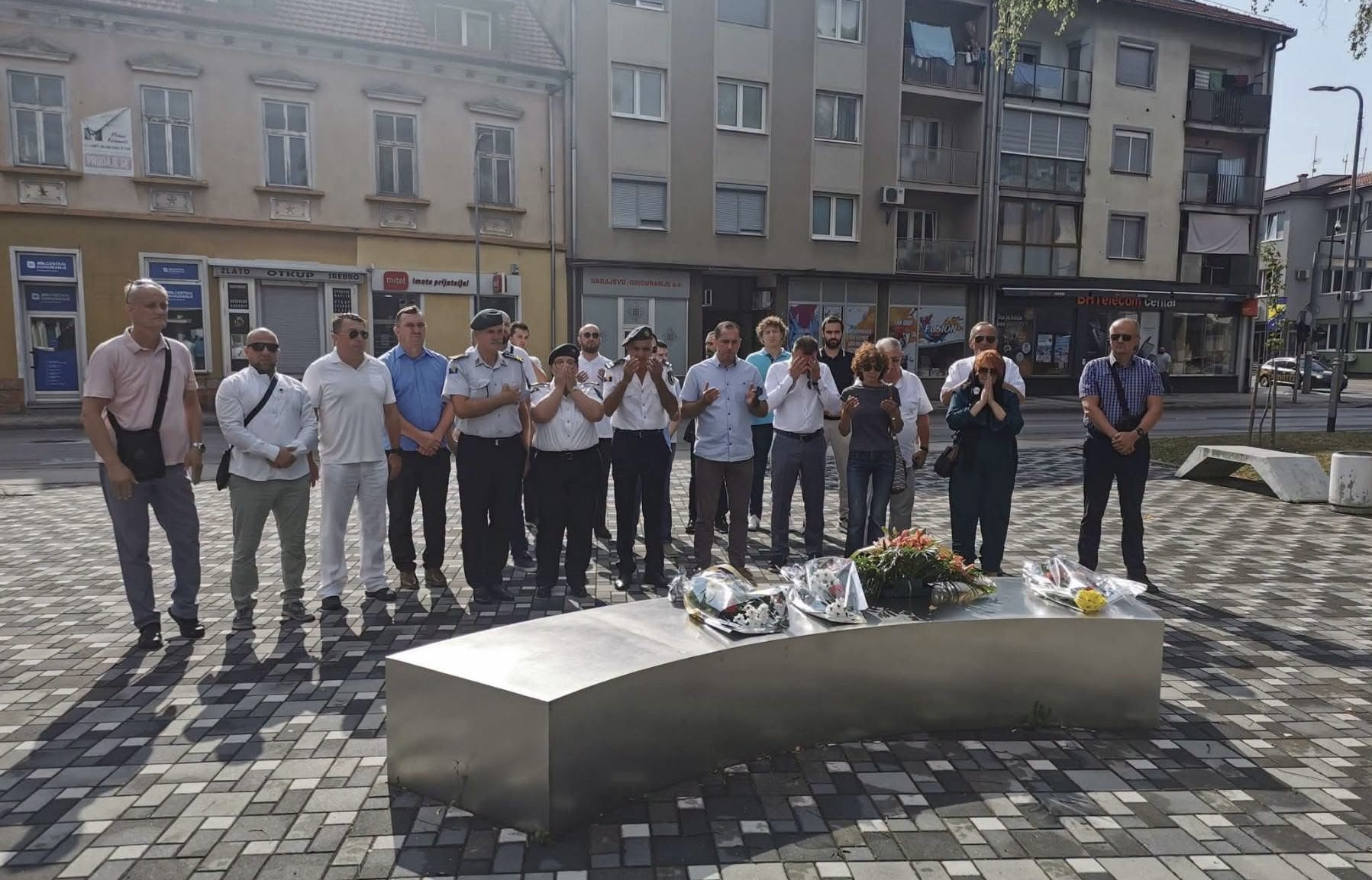 U Bihaću obilježen Dan bihaćkih brigada polaganjem cvijeća i minutom &scaron;utnje za poginule borce