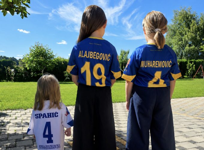 Tri sestre iz Bihaća pokreću humanitarnu akciju prodajom popunjenog Panini albuma za pomoć Alemu i njegovoj majci