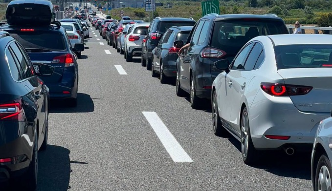 Na graničnom prijelazu Izačić zabilježene duže kolone putničkih vozila, zadržavanja do 30 minuta na ostalim prijelazima