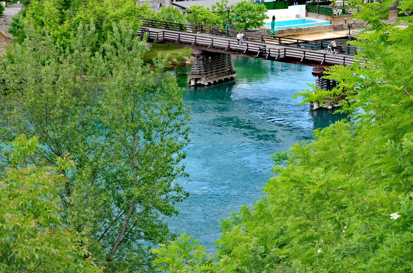 Završena izgradnja novih hrastovih mostova preko rijeke Une u turističkoj jezgri Bihaća