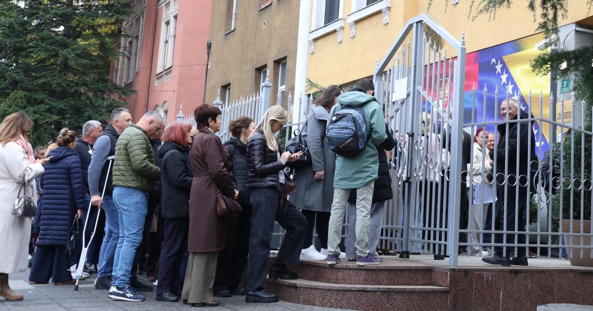 Ispred Ambasade Republike Srbije u Sarajevu primjetni su redovi tokom glasanja na 27 biračkih mjesta u BiH