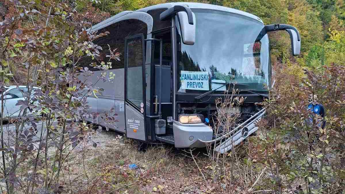 FK Famos saopćio da je autobus s fudbalerima sletio s ceste na putu prema Goraždu, nekoliko lak&scaron;e povrijeđeno, utakmica odgođena