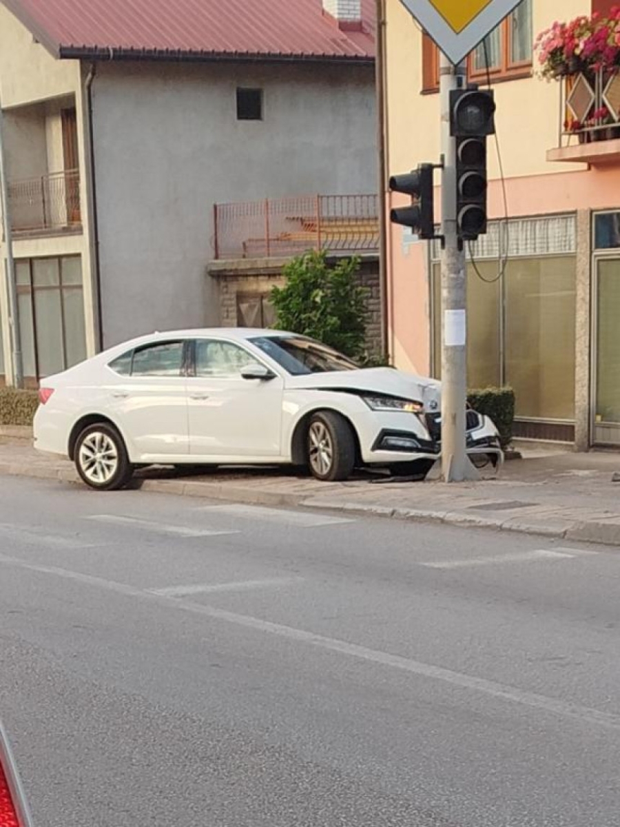 BAHATI FUNKCIONERI SNSD-a I POLICIJA KOJA &Scaron;UTI: Član vi&scaron;ih organa ove partije, prouzrokovao saobraćajnu nesreću autom koji mu je kupio načelnik op&scaron;tine