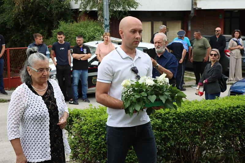 Na dana&scaron;nji dan obilježena 33. godi&scaron;njica masakra na Dobrinji gdje je granata ubila 14 civila dok su čekali na vodu