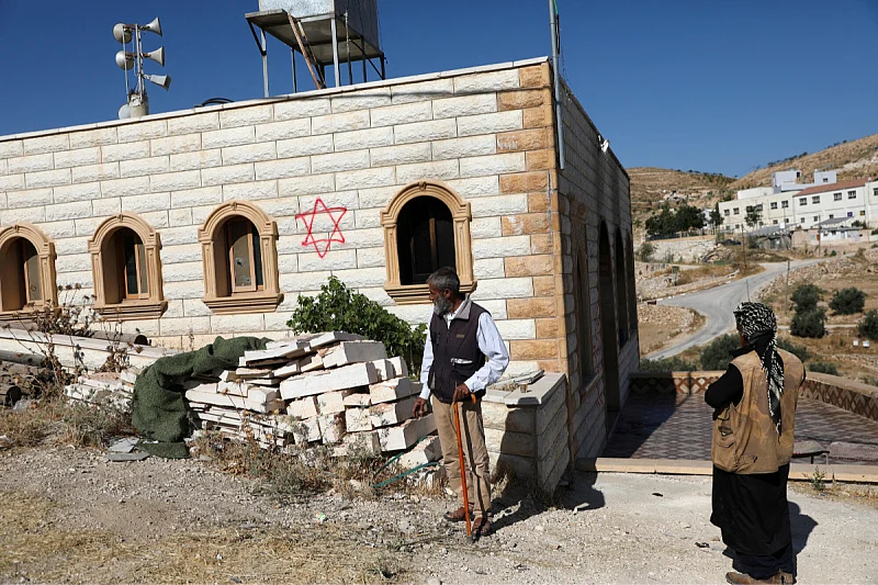 Izraelski doseljenici zapalili džamiju u Tuwani dok je unutra bila beba od 20 dana, povrijeđena četiri Palestinca u Beiti