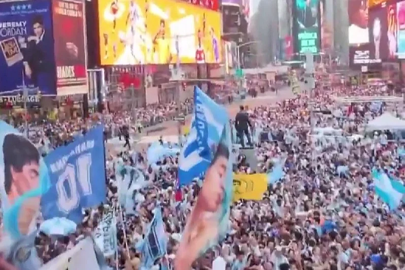 Desetine hiljada argentinskih navijača okupiralo Times Square uoči finala Svjetskog prvenstva protiv &Scaron;panije