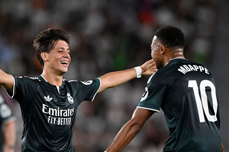 Real Madrid pobijedio Elche rezultatom 3:2 i izjednačio se s Barcelonom na vrhu tabele La Lige