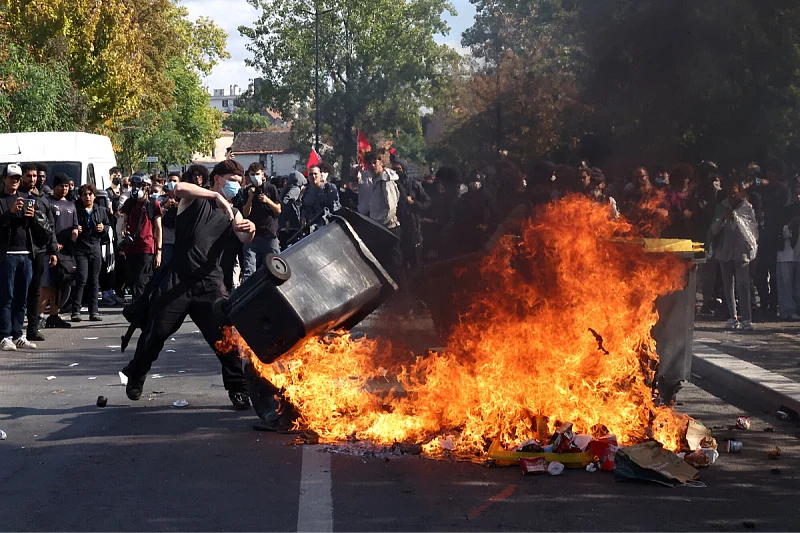Francuske vlasti zatvorile vi&scaron;e od 400 &scaron;kola zbog nasilnih protesta, uhap&scaron;eno 2.000 osoba