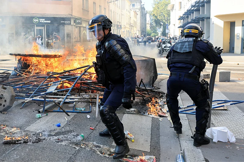 Žestoki sukobi policije i demonstranata u Francuskoj, u Lyonu požar sa gustim crnim dimom