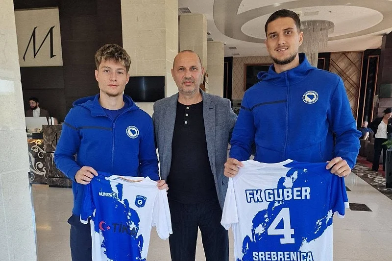 Faruk Smajlović iz FK Guber uručio dresove bh. reprezentativcima Zinedinu Smajloviću i Esmiru Bajraktareviću tokom okupljanja