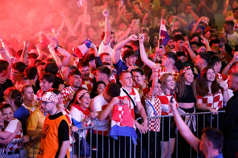 UEFA kaznila Hrvatski nogometni savez i Nogometni savez Kosova zbog rasističkog pona&scaron;anja navijača