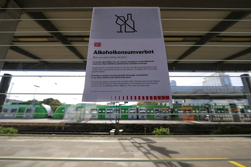 Otprilike 5.000 ljudi zatečeno pijenjem alkohola na stanicama Deutsche Bahna u prvoj sedmici zabrane