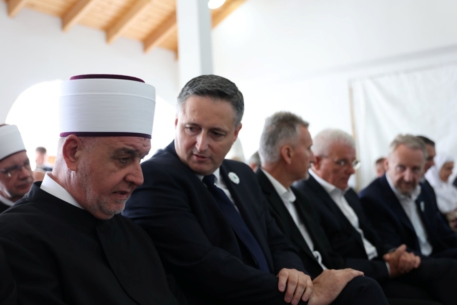 Bećirović na komemoraciji u Kamičanima: "Nikada nećemo odustati od borbe za pravdu za 3.176 ubijenih civila