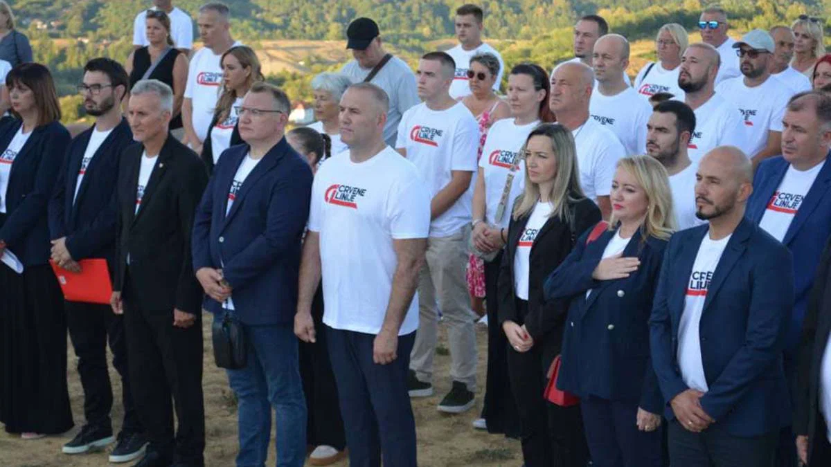 Srbija organizovala državnu procesiju povezana s osuđenim ratnim zločincem, izazvane osude iz Crvene linije
