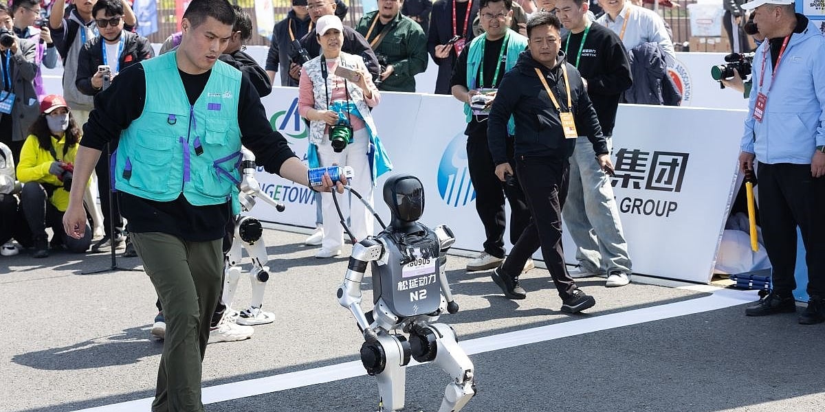 Roboti trčali polumaraton i takmičili se s ljudima u Kini