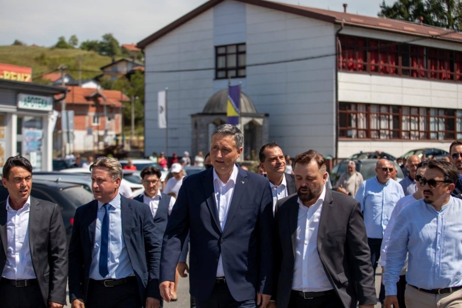 DRŽAVA MORA BITI PRISUTNA TAMO GDJE JE NAJPOTREBNIJE: Bećirović s gradonačelnikom Cazina posjetio mjesnu zajednicu Tržačka Ra&scaron;tela (FOTO)