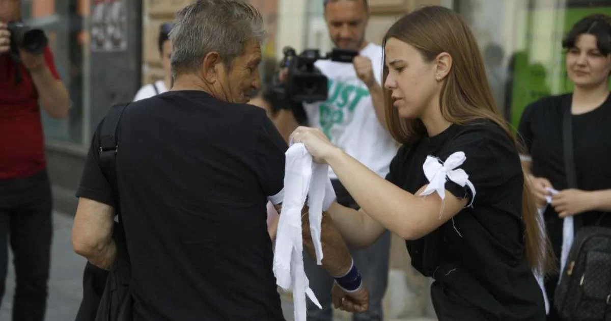 Mladi u Sarajevu obilježili Dan bijelih traka: Sjećanje na žrtve Prijedora ne smije biti zaboravljeno