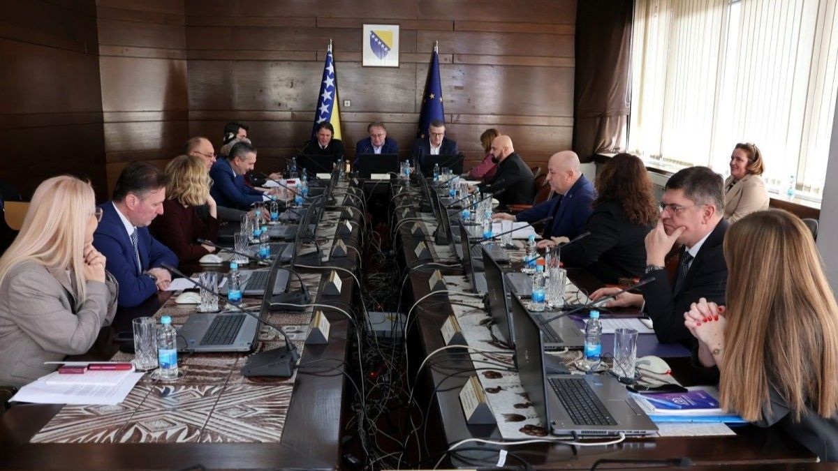 Odluka Vlade FBiH: Zadužili se za 10 miliona KM za tekuću potro&scaron;nju, povećali naknade ministrima...