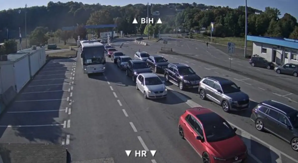 Na graničnom prelazu Velika Kladu&scaron;a zabilježena duga kolona putničkih vozila, dok na ostalim prelazima zadržavanja traju do 30 minuta
